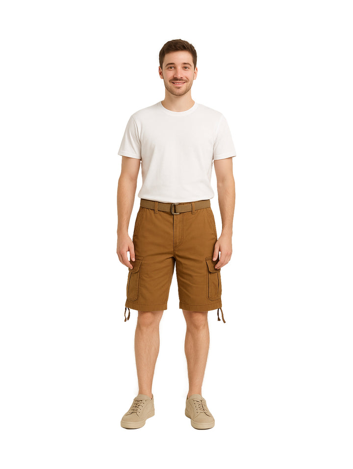 Hombre modelando bermuda cargo color café con camiseta blanca y calzado beige.