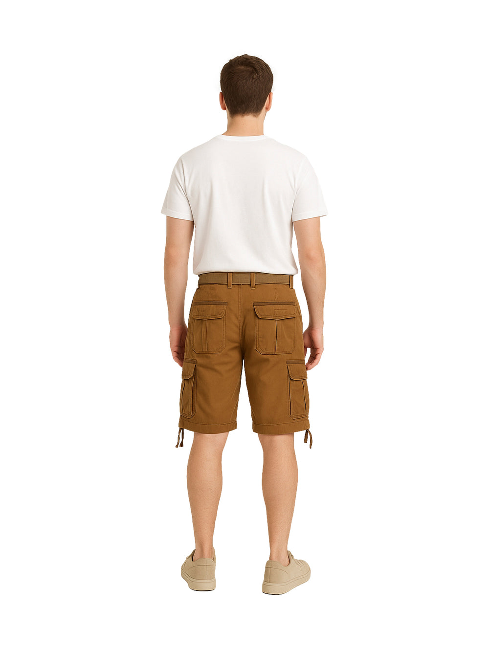 Hombre modelando bermuda cargo color café con camiseta blanca y calzado beige.