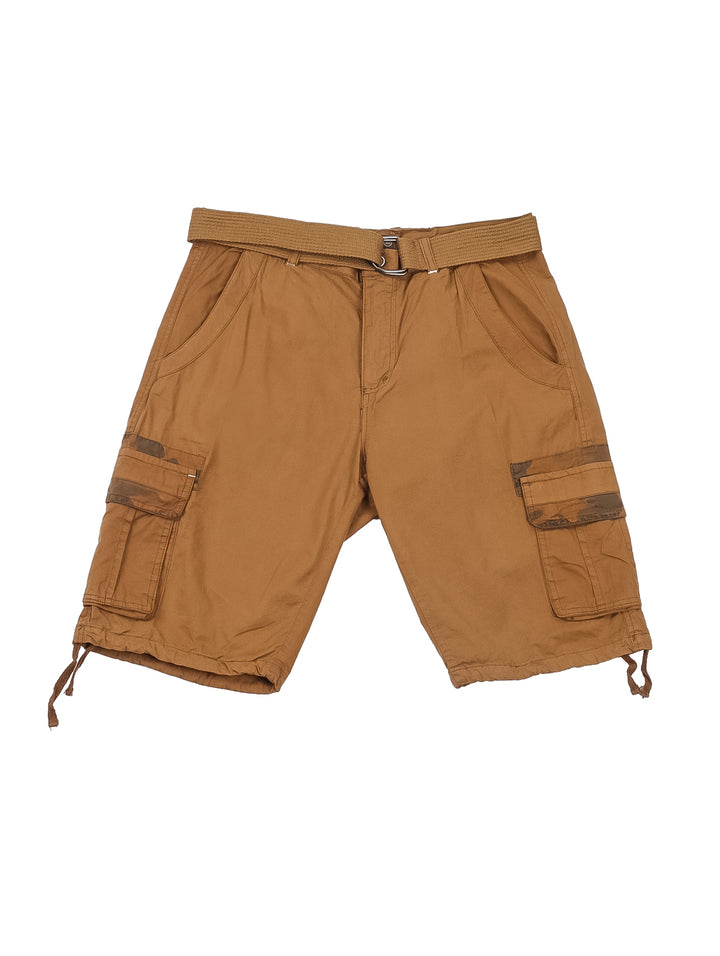 Hombre modelando bermuda cargo color café con camiseta blanca y calzado beige.