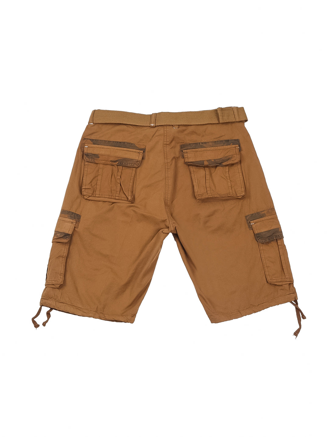 Hombre modelando bermuda cargo color café con camiseta blanca y calzado beige.