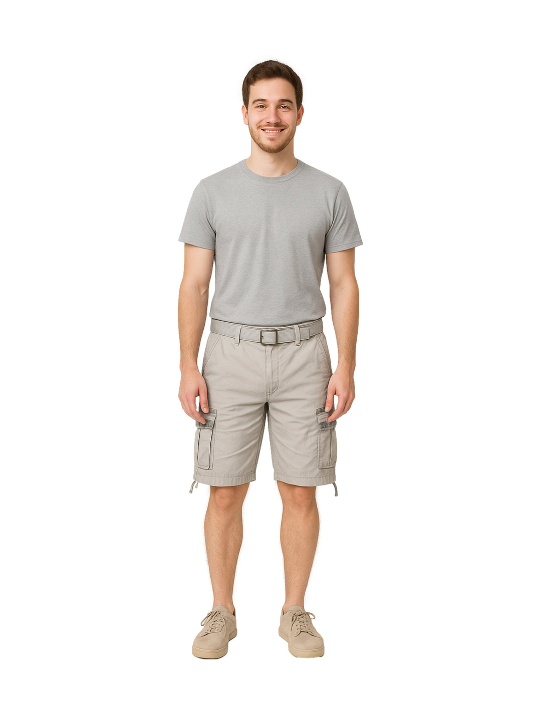 Hombre usando bermuda cargo color gris claro, camiseta gris y tenis beige sobre fondo blanco.