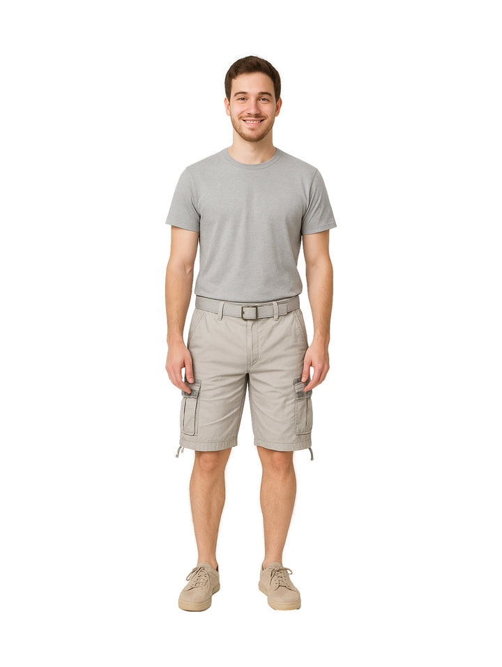 Hombre usando bermuda cargo color gris claro, camiseta gris y tenis beige sobre fondo blanco.