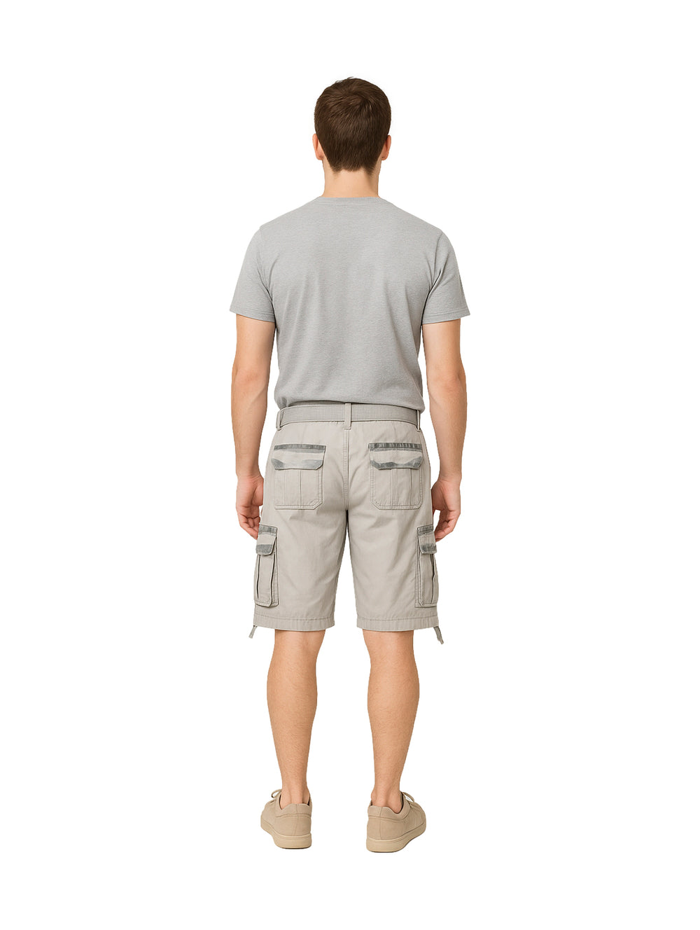 Hombre usando bermuda cargo color gris claro, camiseta gris y tenis beige sobre fondo blanco.