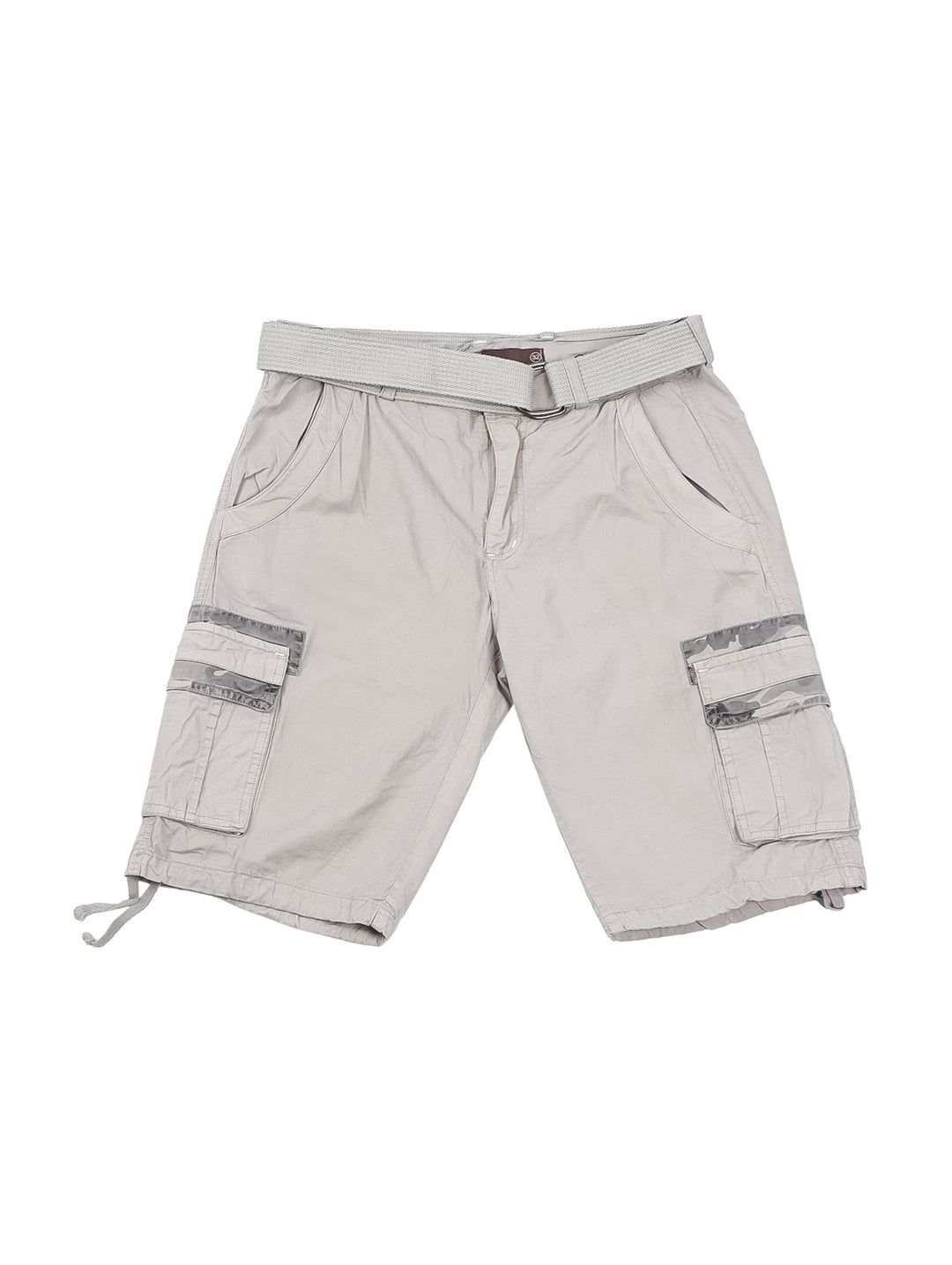 Hombre usando bermuda cargo color gris claro, camiseta gris y tenis beige sobre fondo blanco.