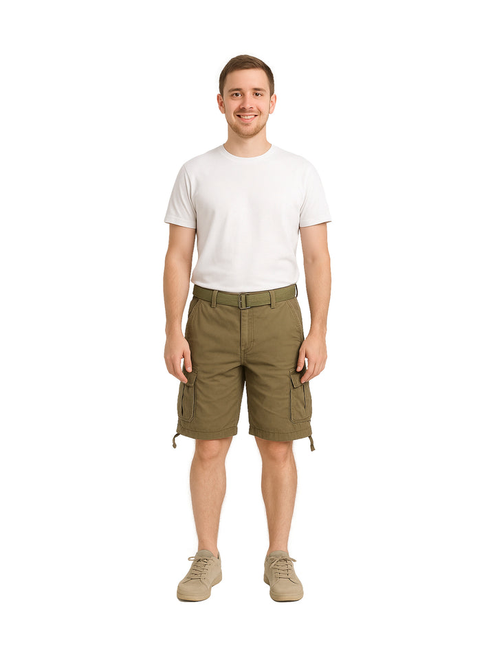Hombre vistiendo bermudas color verde militar con bolsillos laterales tipo cargo.