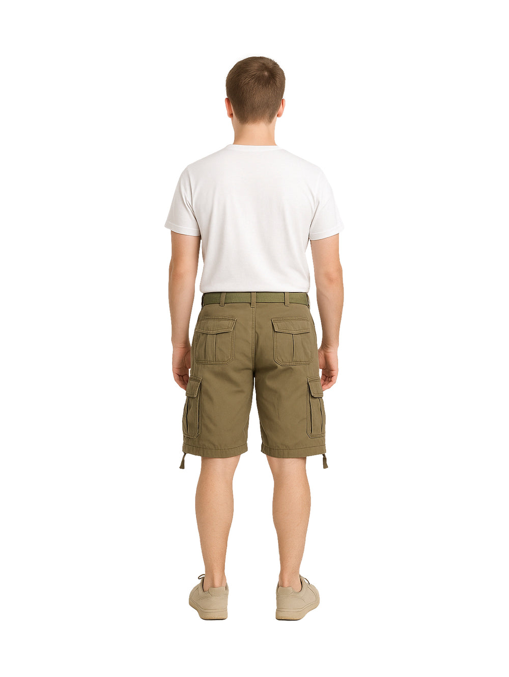 Hombre vistiendo bermudas color verde militar con bolsillos laterales tipo cargo.