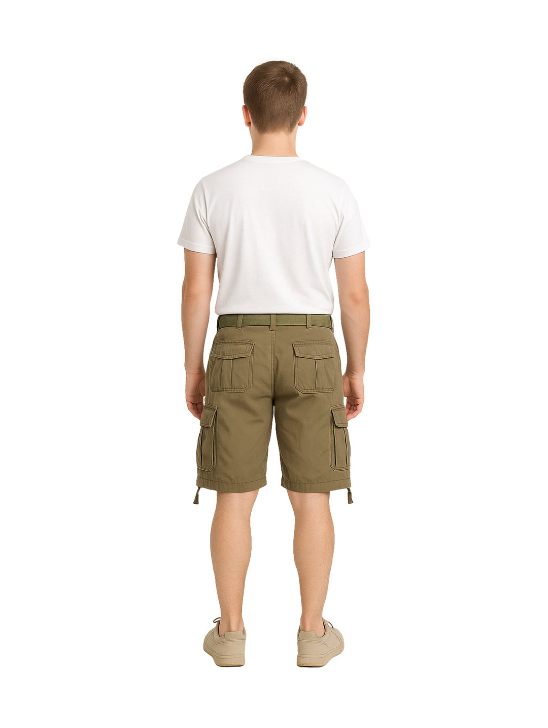 Hombre vistiendo bermudas color verde militar con bolsillos laterales tipo cargo.