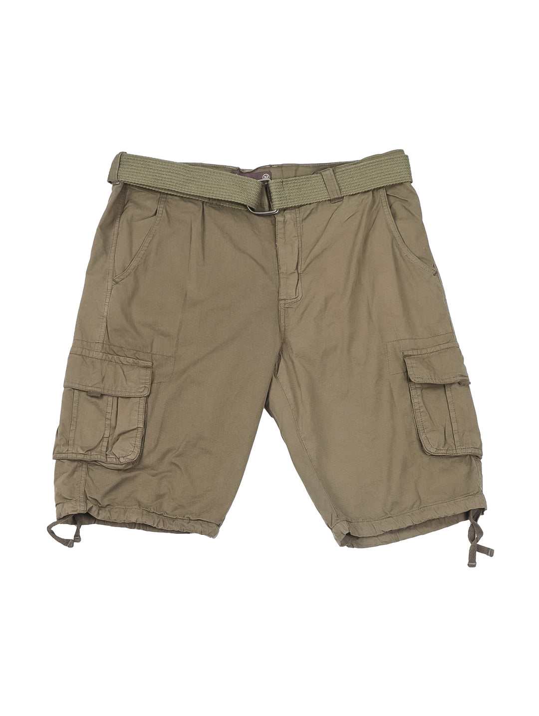 Hombre vistiendo bermudas color verde militar con bolsillos laterales tipo cargo.