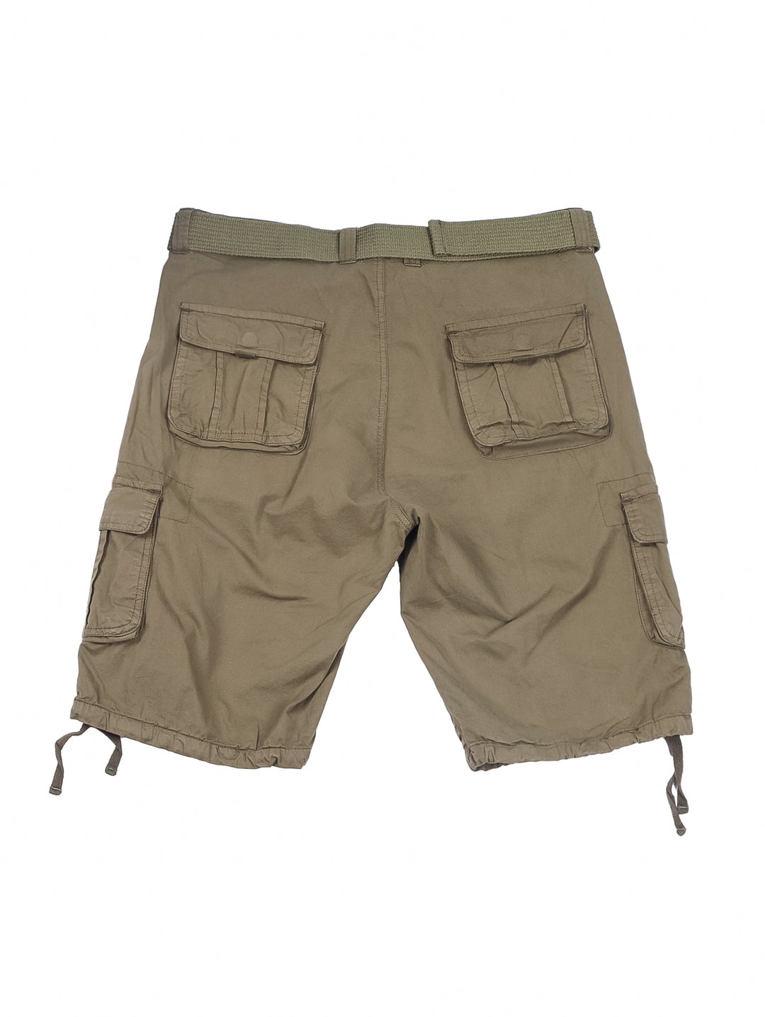 Hombre vistiendo bermudas color verde militar con bolsillos laterales tipo cargo.