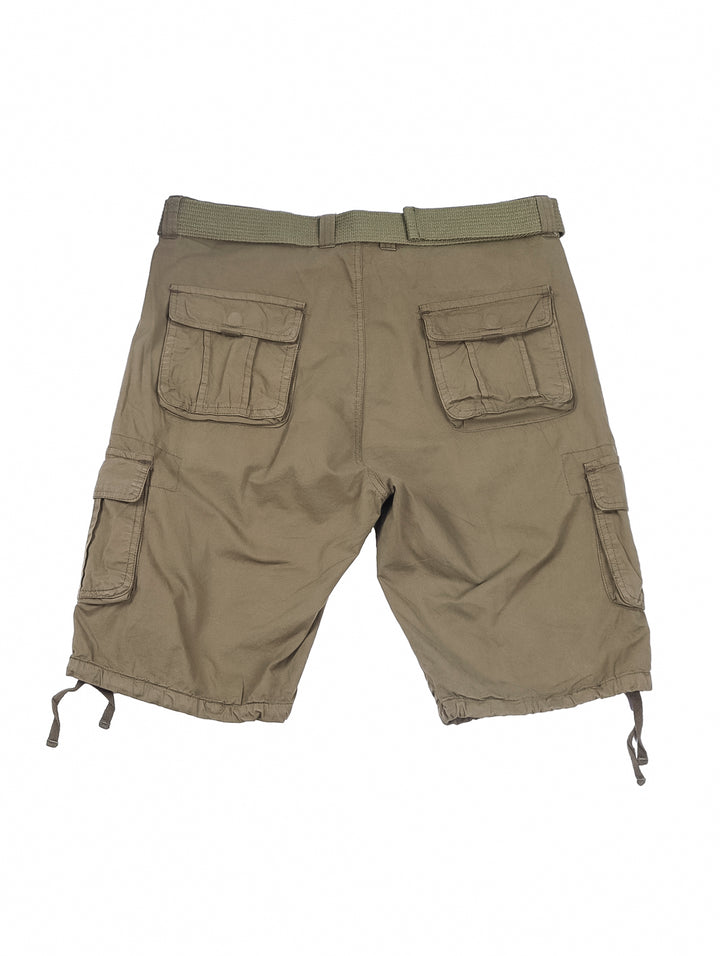 Hombre vistiendo bermudas color verde militar con bolsillos laterales tipo cargo.