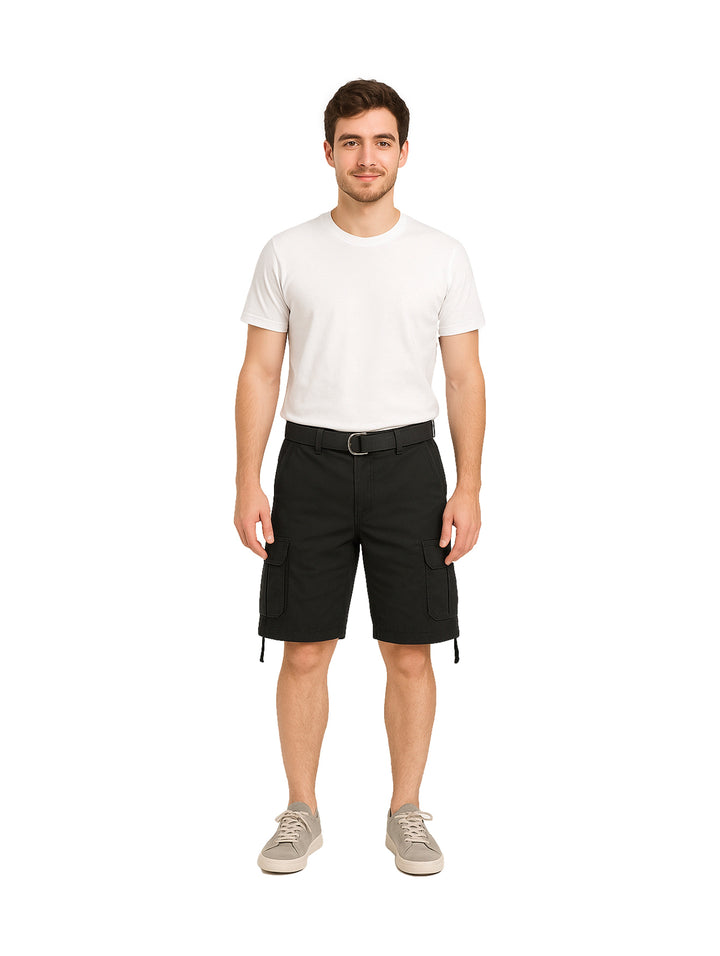 Hombre vistiendo bermuda cargo color negro de American Fly