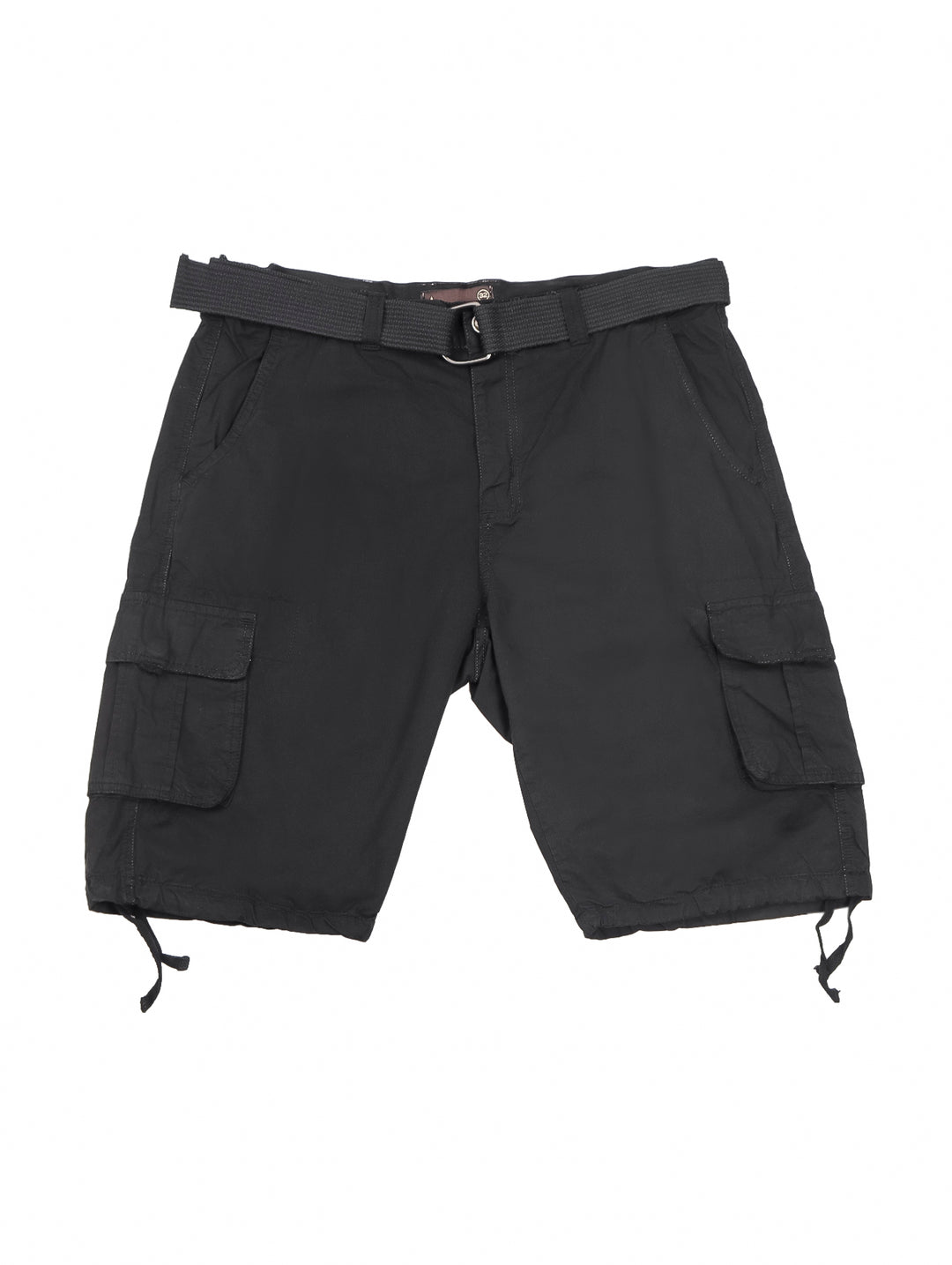 Hombre vistiendo bermuda cargo color negro de American Fly