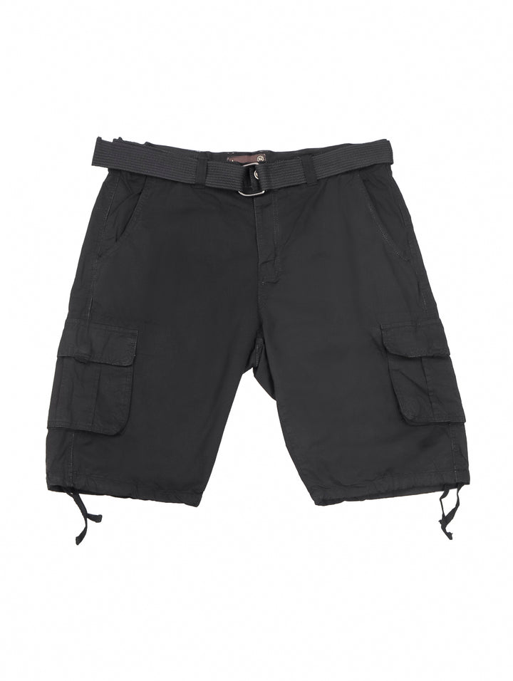 Hombre vistiendo bermuda cargo color negro de American Fly