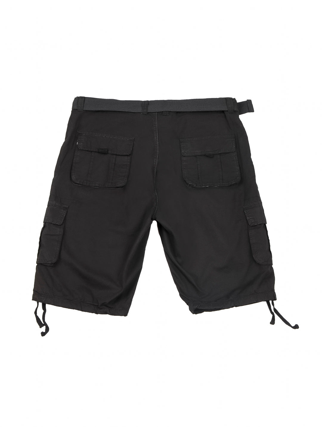 Hombre vistiendo bermuda cargo color negro de American Fly