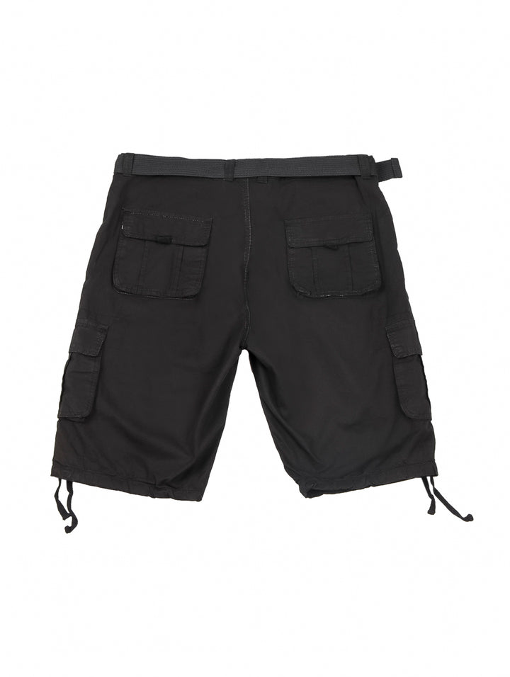 Hombre vistiendo bermuda cargo color negro de American Fly