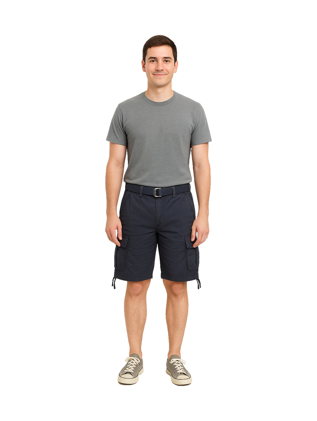 Hombre vistiendo bermudas cargo color azul marino con bolsillos laterales y camiseta gris.