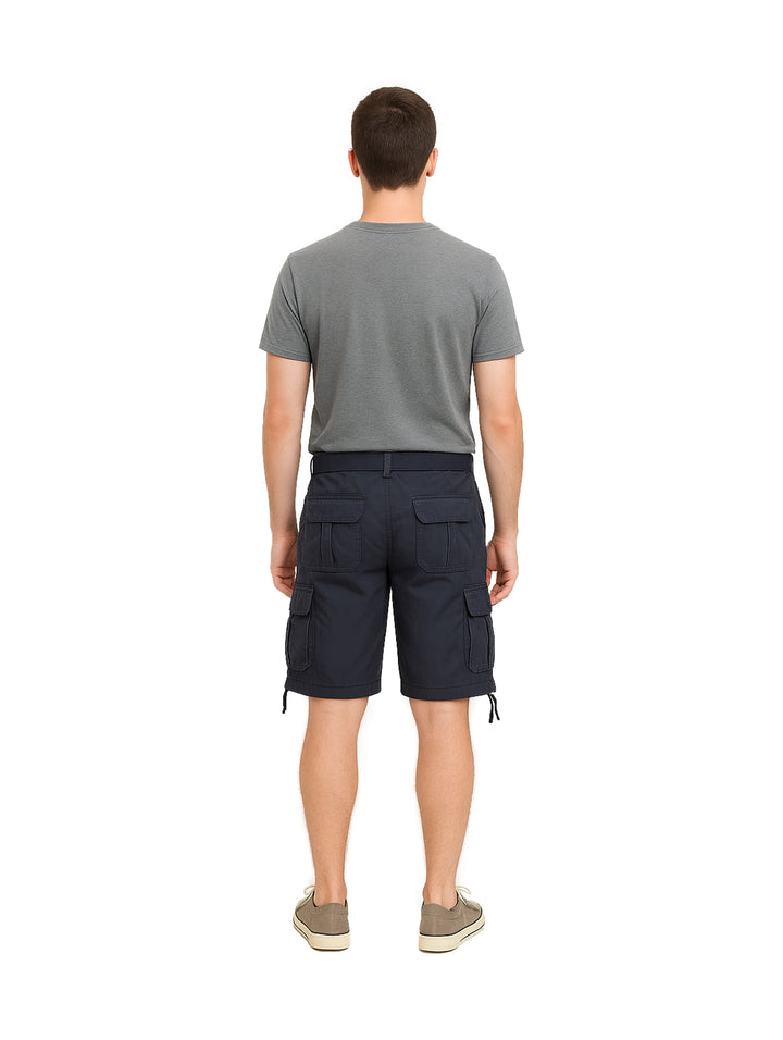 Hombre vistiendo bermudas cargo color azul marino con bolsillos laterales y camiseta gris.
