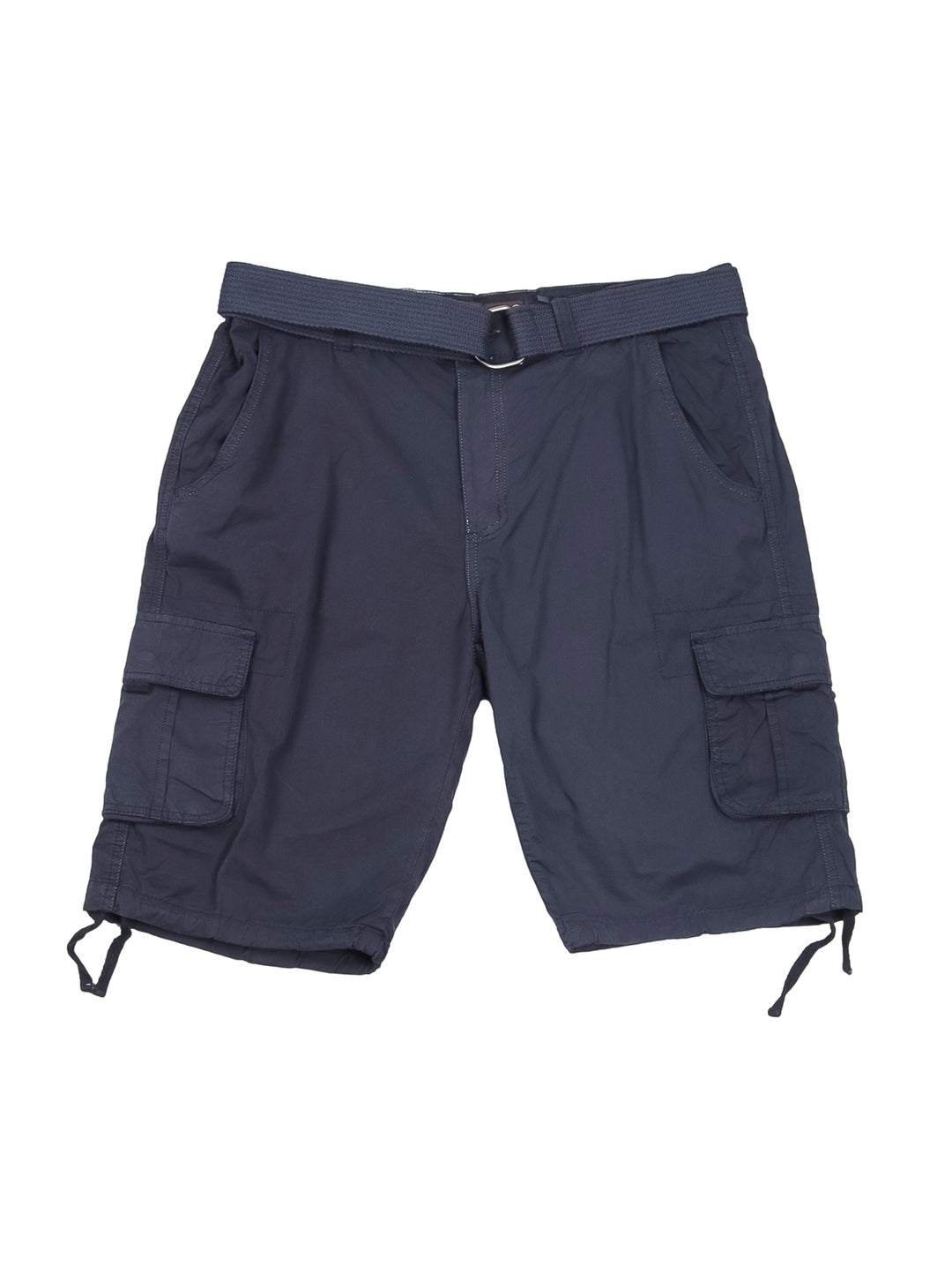 Hombre vistiendo bermudas cargo color azul marino con bolsillos laterales y camiseta gris.
