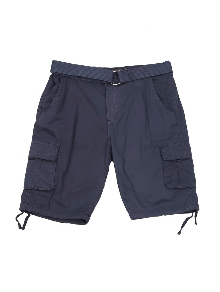 Hombre vistiendo bermudas cargo color azul marino con bolsillos laterales y camiseta gris.