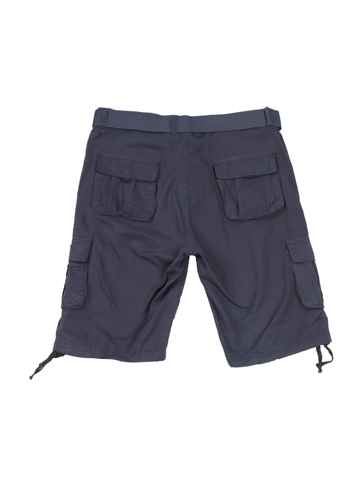 Hombre vistiendo bermudas cargo color azul marino con bolsillos laterales y camiseta gris.
