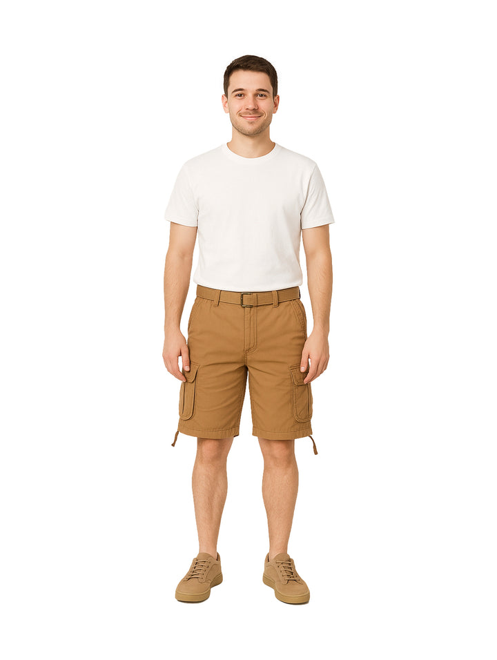 Hombre vistiendo bermuda cargo color café con bolsillos laterales y camiseta blanca.