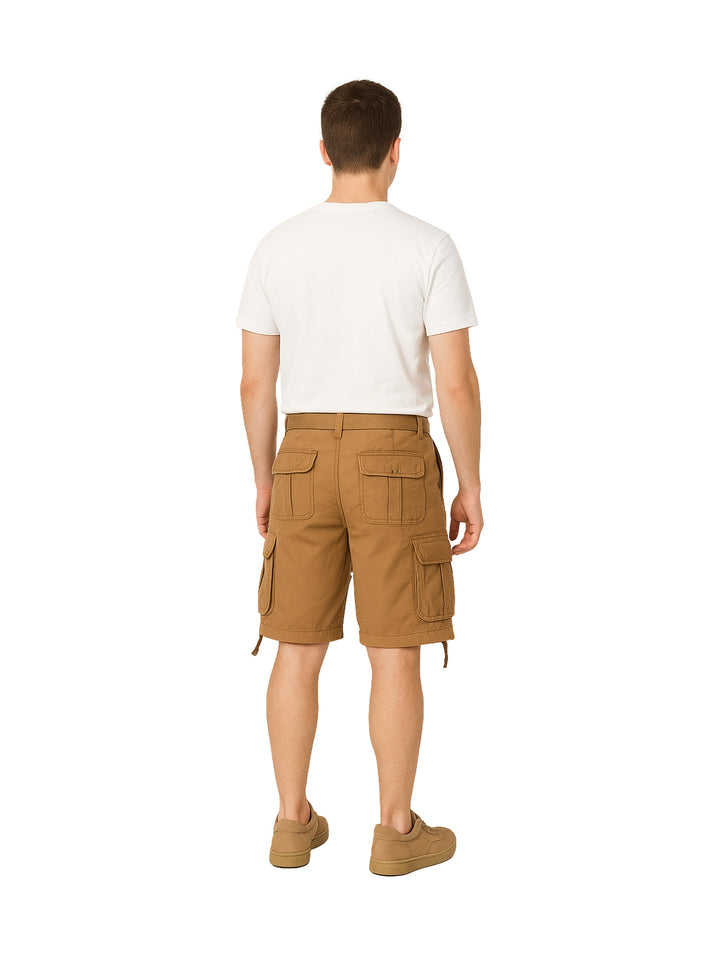Hombre vistiendo bermuda cargo color café con bolsillos laterales y camiseta blanca.