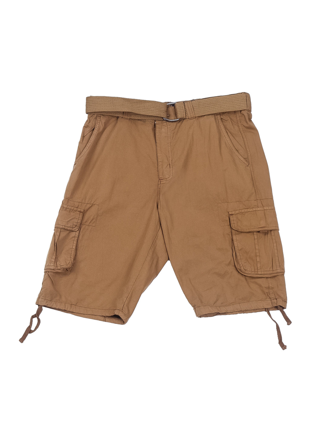 Hombre vistiendo bermuda cargo color café con bolsillos laterales y camiseta blanca.
