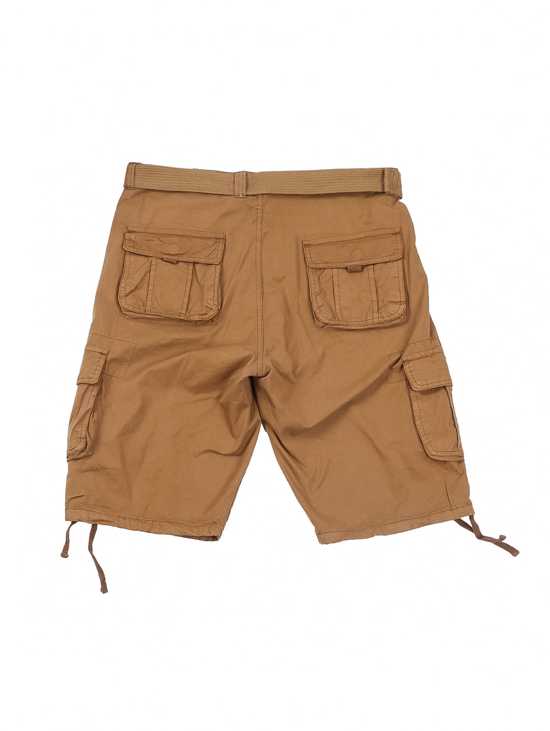 Hombre vistiendo bermuda cargo color café con bolsillos laterales y camiseta blanca.