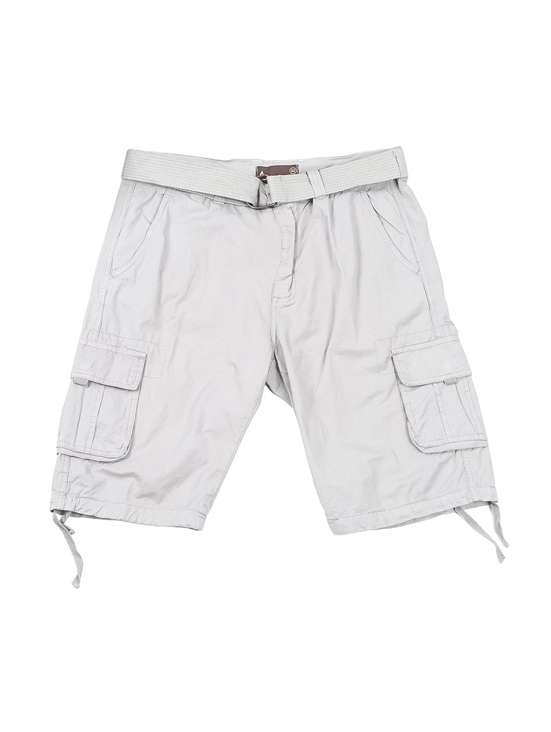 Hombre vistiendo bermuda cargo color gris de American Fly con bolsillos laterales.