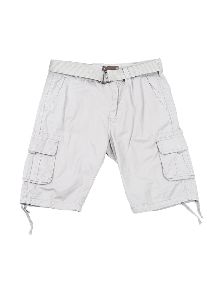 Hombre vistiendo bermuda cargo color gris de American Fly con bolsillos laterales.