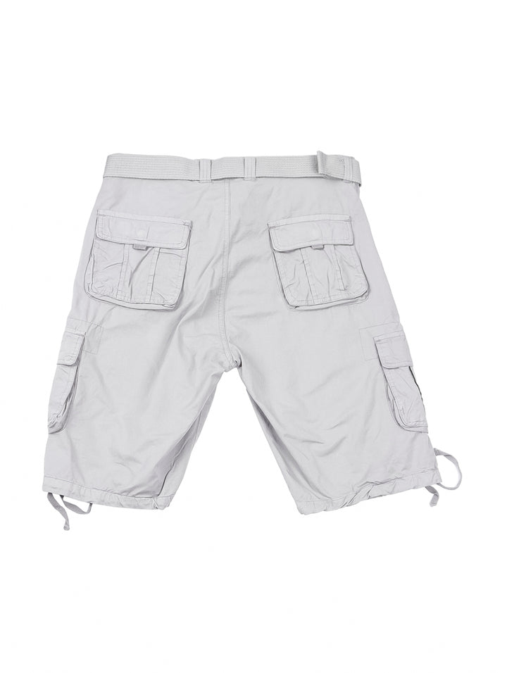 Hombre vistiendo bermuda cargo color gris de American Fly con bolsillos laterales.