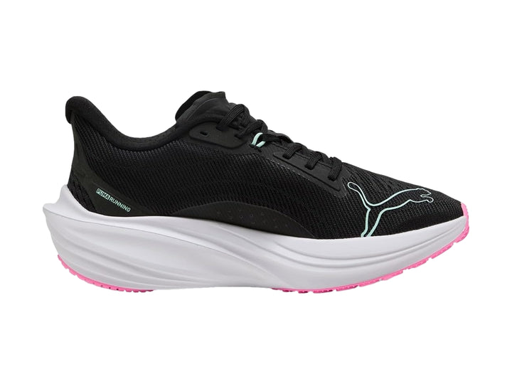 Tenis deportivos PUMA color negro con suela blanca y detalles en rosa y menta.