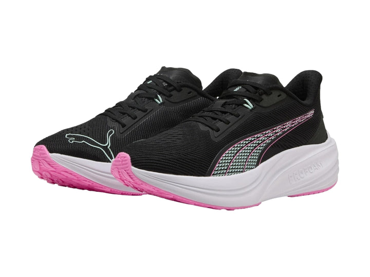 Tenis deportivos PUMA color negro con suela blanca y detalles en rosa y menta.