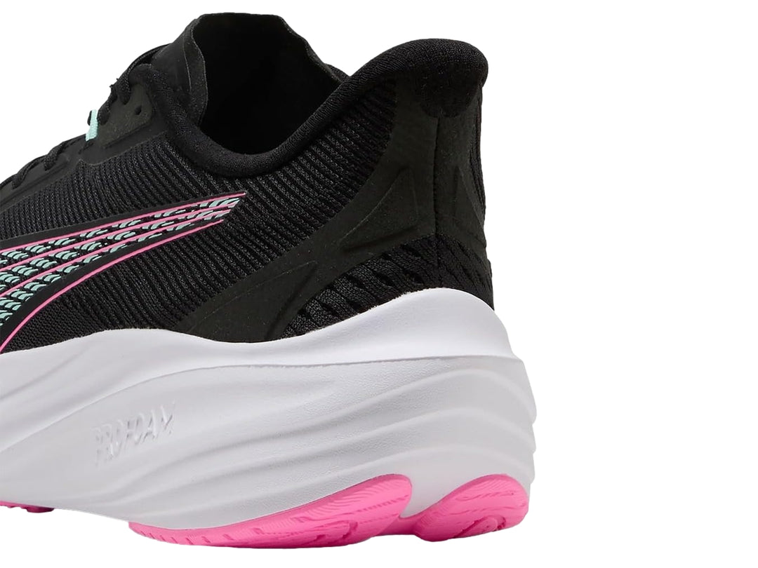 Tenis deportivos PUMA color negro con suela blanca y detalles en rosa y menta.