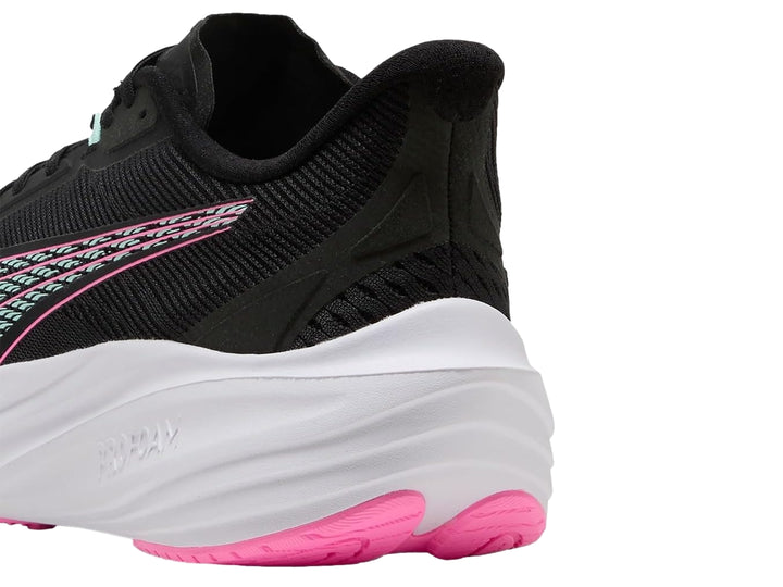 Tenis deportivos PUMA color negro con suela blanca y detalles en rosa y menta.
