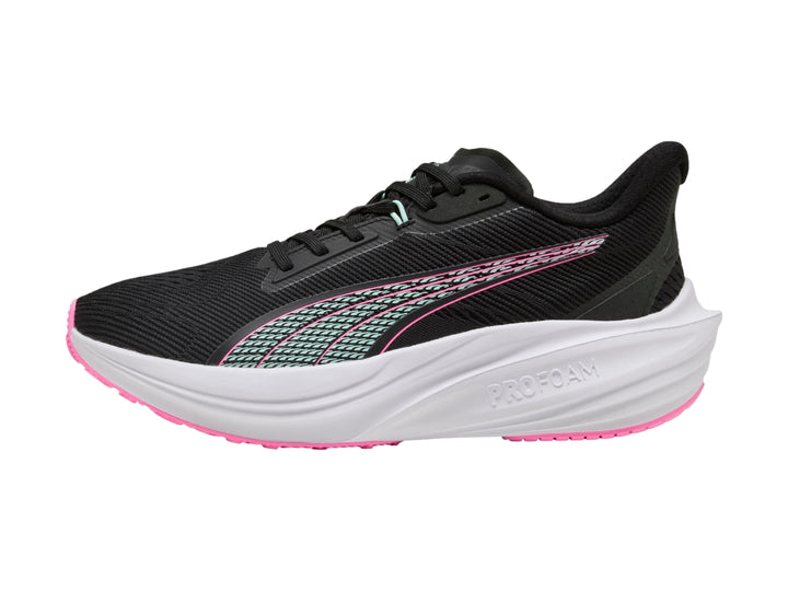 Tenis deportivos PUMA color negro con suela blanca y detalles en rosa y menta.