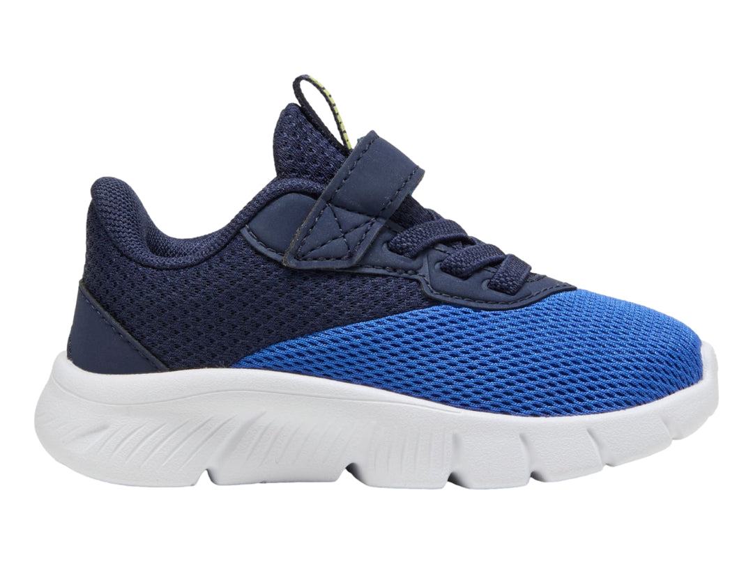 Tenis PUMA infantiles en color azul vívido y blanco con malla transpirable y correa de ajuste.