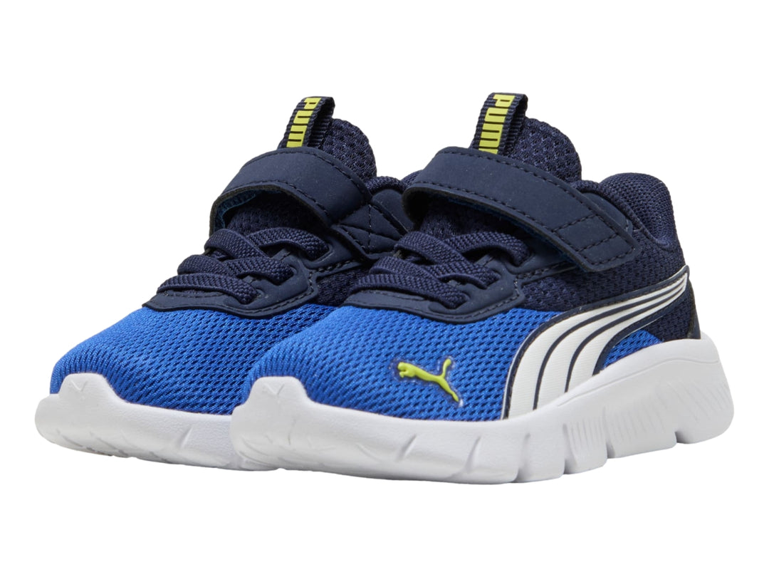 Tenis PUMA infantiles en color azul vívido y blanco con malla transpirable y correa de ajuste.