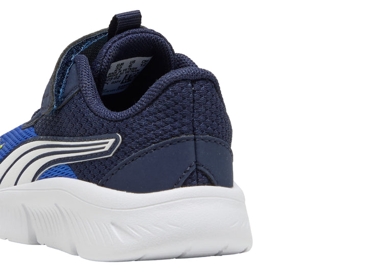 Tenis PUMA infantiles en color azul vívido y blanco con malla transpirable y correa de ajuste.