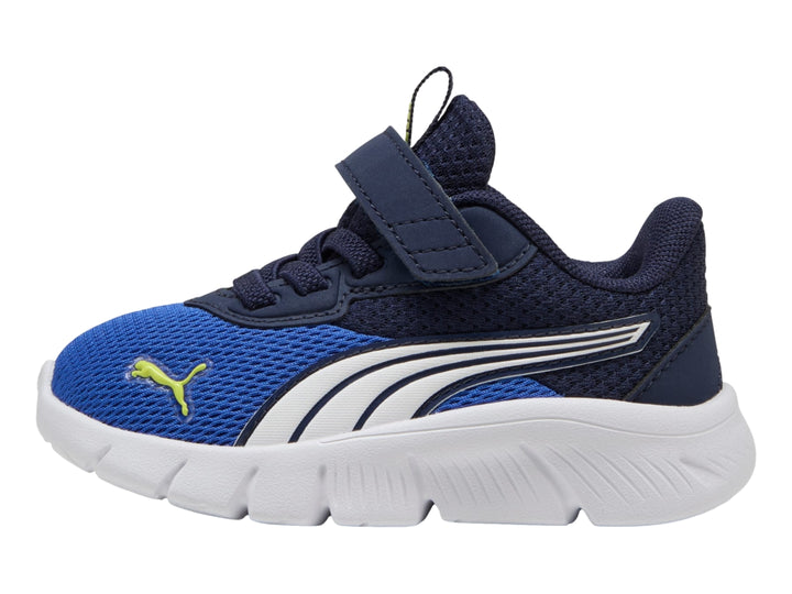 Tenis PUMA infantiles en color azul vívido y blanco con malla transpirable y correa de ajuste.