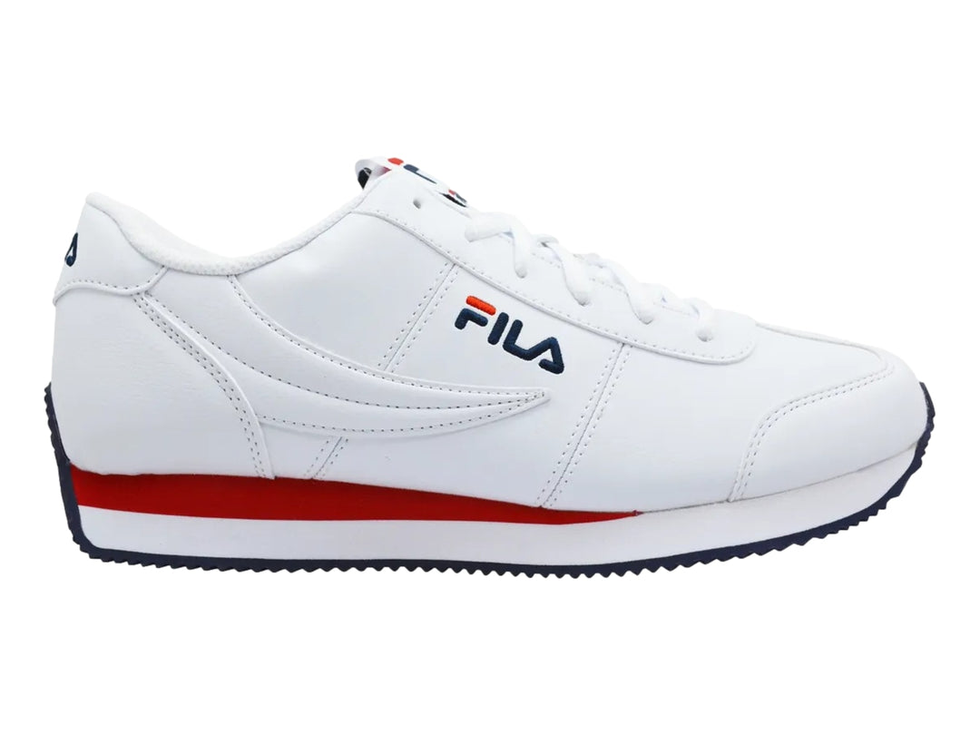 Tenis FILA blancos con detalles en rojo y azul marino, diseño deportivo de perfil bajo.