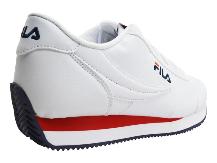 Tenis FILA blancos con detalles en rojo y azul marino, diseño deportivo de perfil bajo.