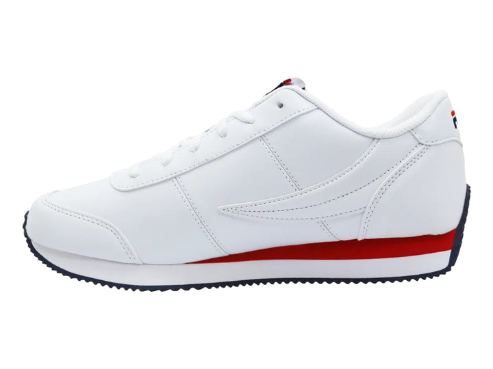 Tenis FILA blancos con detalles en rojo y azul marino, diseño deportivo de perfil bajo.