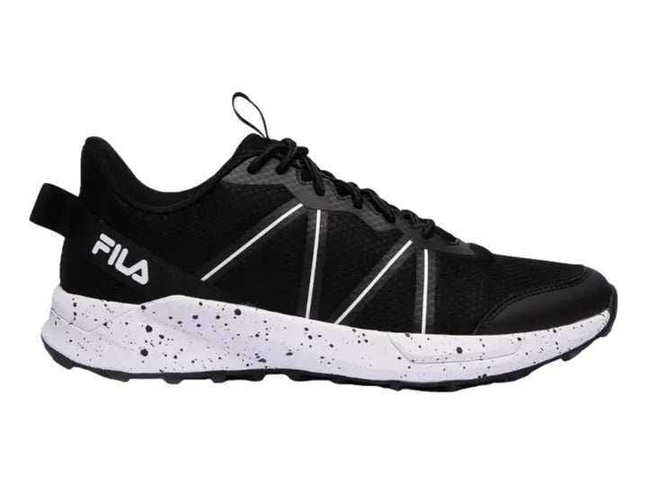 Tenis deportivos FILA Apex Ascent en color negro con suela blanca moteada y detalles lineales blancos.