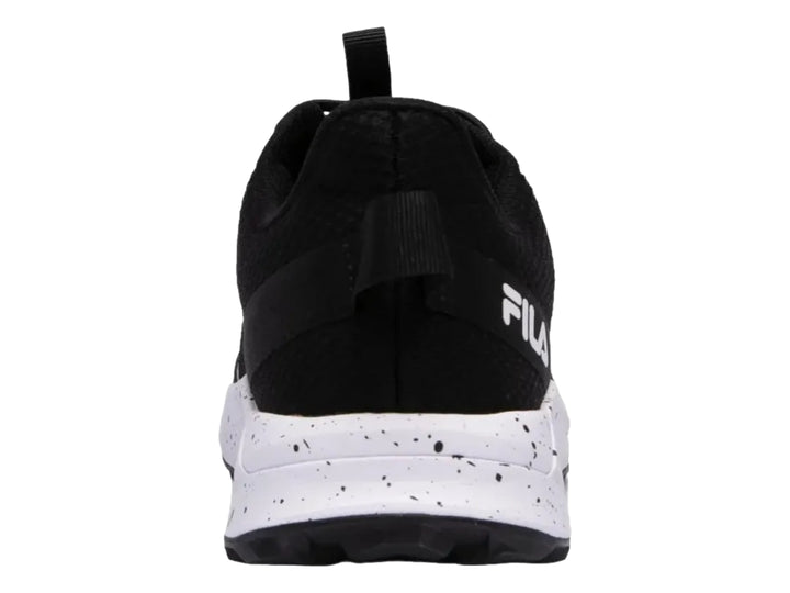 Tenis deportivos FILA Apex Ascent en color negro con suela blanca moteada y detalles lineales blancos.