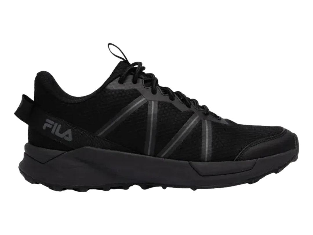 Tenis deportivos FILA color negro con detalles en gris oscuro y suela robusta.