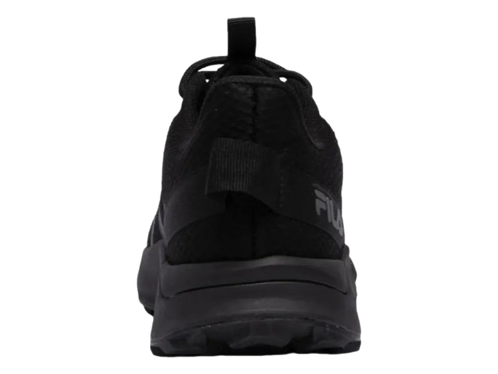 Tenis deportivos FILA color negro con detalles en gris oscuro y suela robusta.