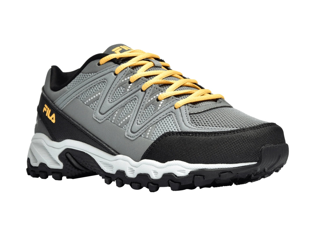Tenis deportivos FILA para niños en color gris con detalles en negro, blanco y cordones amarillos.