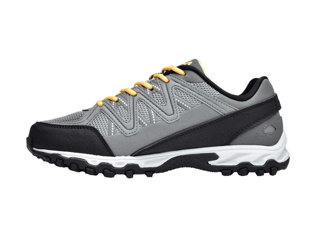 Tenis deportivos FILA para niños en color gris con detalles en negro, blanco y cordones amarillos.