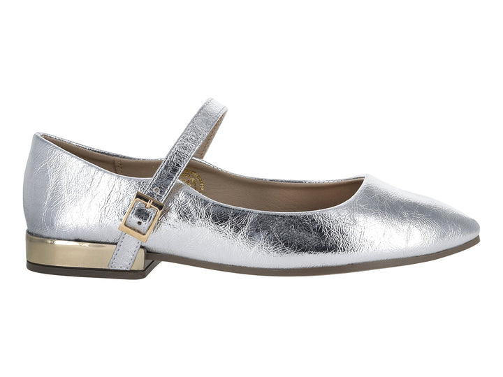 Zapato plano color plata con correa y detalle dorado en el tacón.